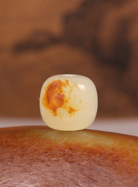 新疆和田玉籽料单珠红皮老型珠