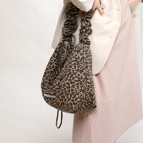 EHOOO韩系豹纹通勤皱褶云朵包