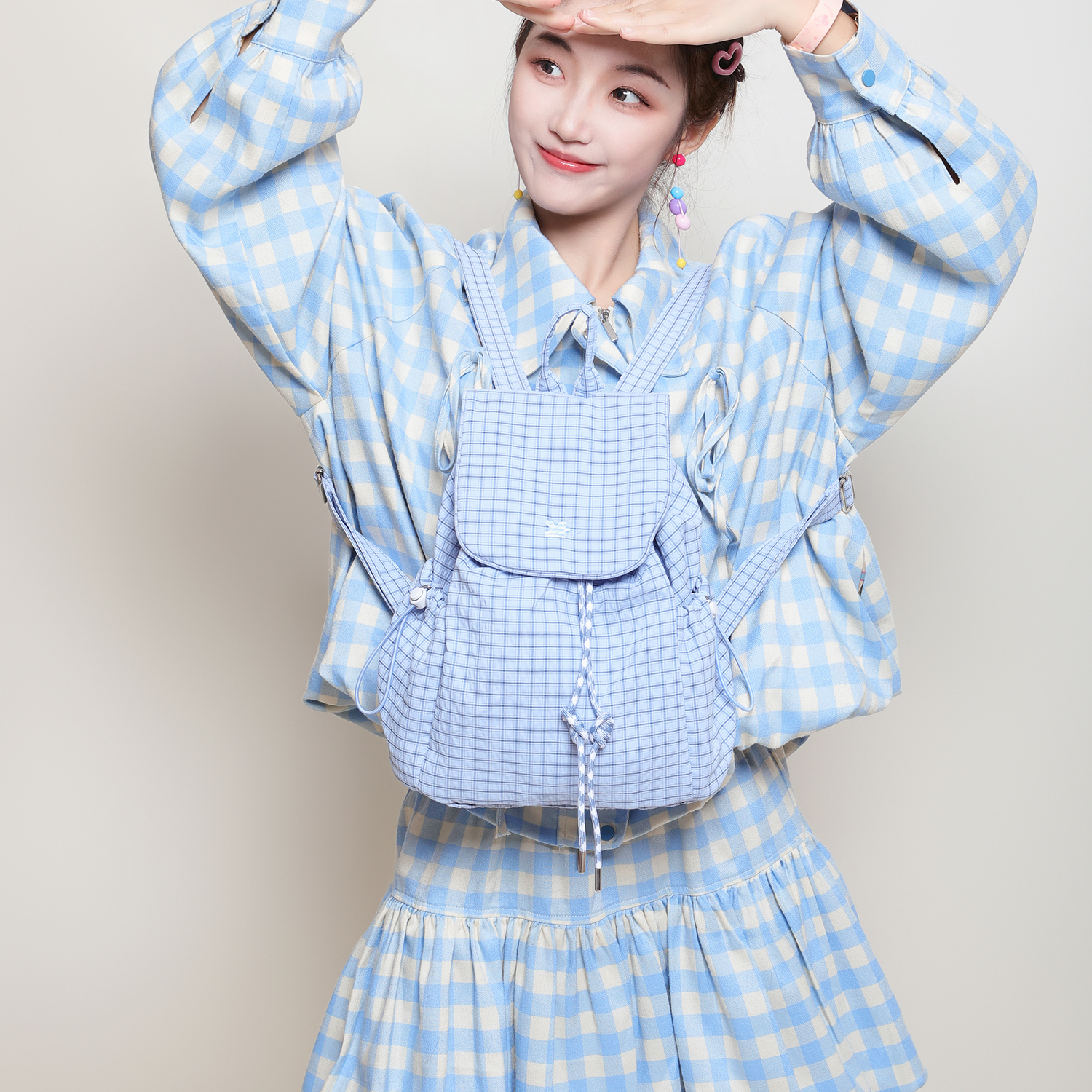 浅蓝格纹设计，背起来方便又减龄