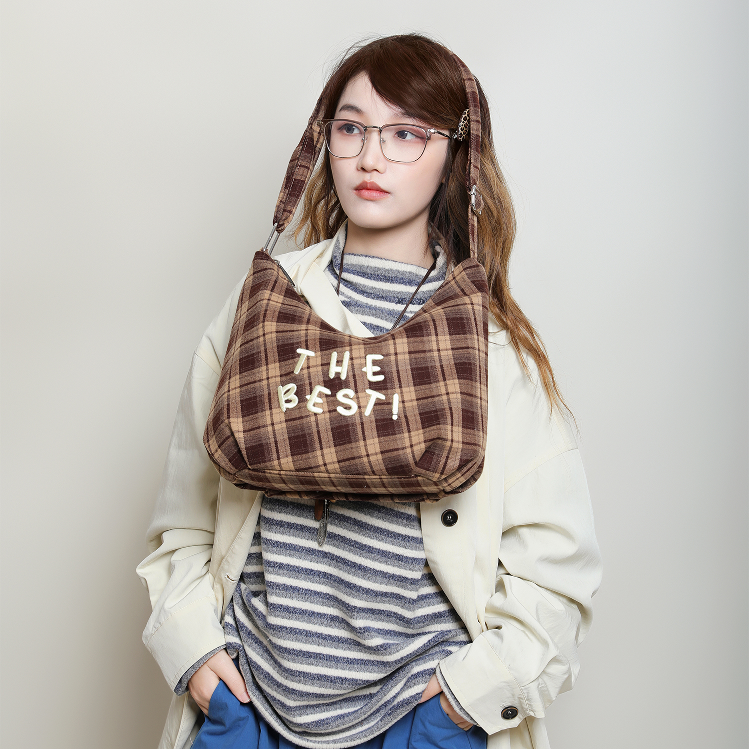 选用优质面料，纹理清晰有质感，单肩背携舒