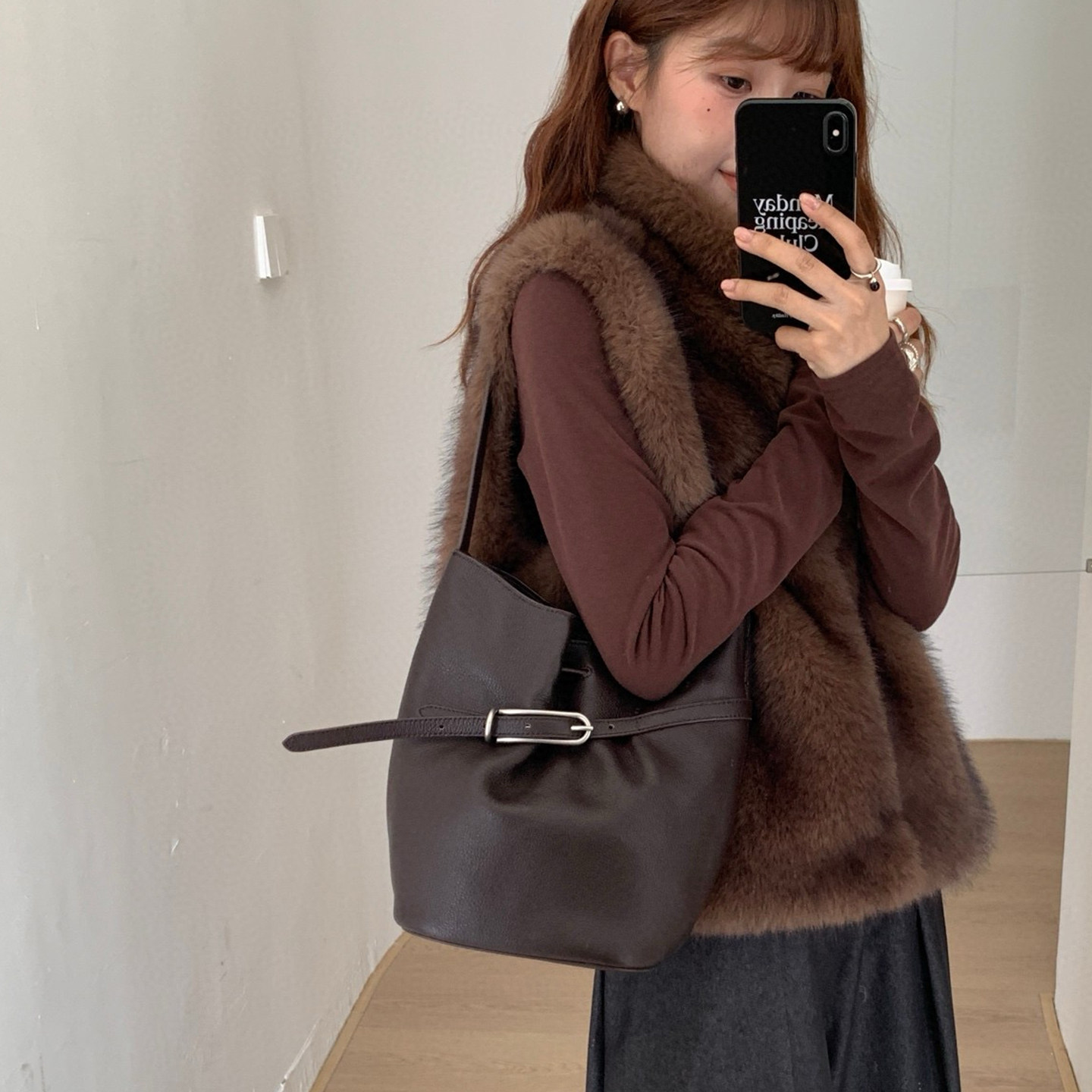 小红书推荐水桶包女2025秋冬季新款通勤真皮女包高级感单肩腋下包