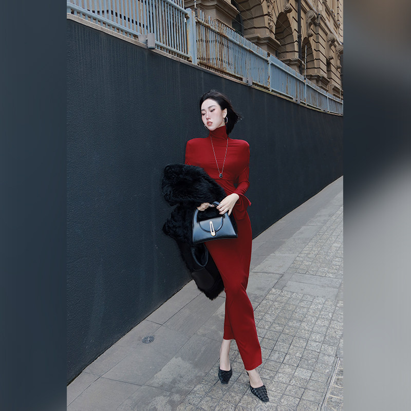 十三粥 冬美人 性感气质显瘦新款两穿V领针织高领上衣连衣裙套装