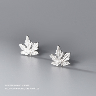 999纯银枫叶耳钉女螺丝拧扣时尚精致耳环睡觉免摘养耳洞耳饰耳骨