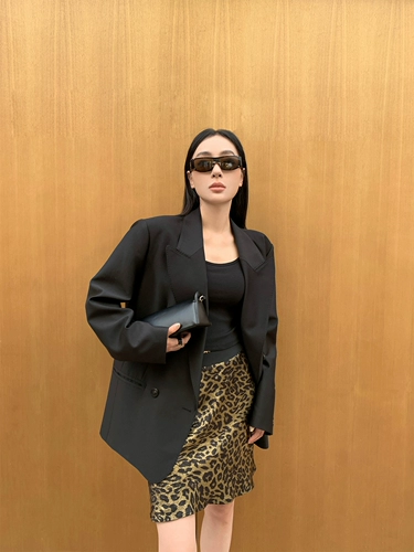 Zhou Miao Zhoumiao 戗 опровергает двойной коричневый профиль H Прямой прямой маленький костюм. Случайный отдых и широкие плечевые подушки наружными