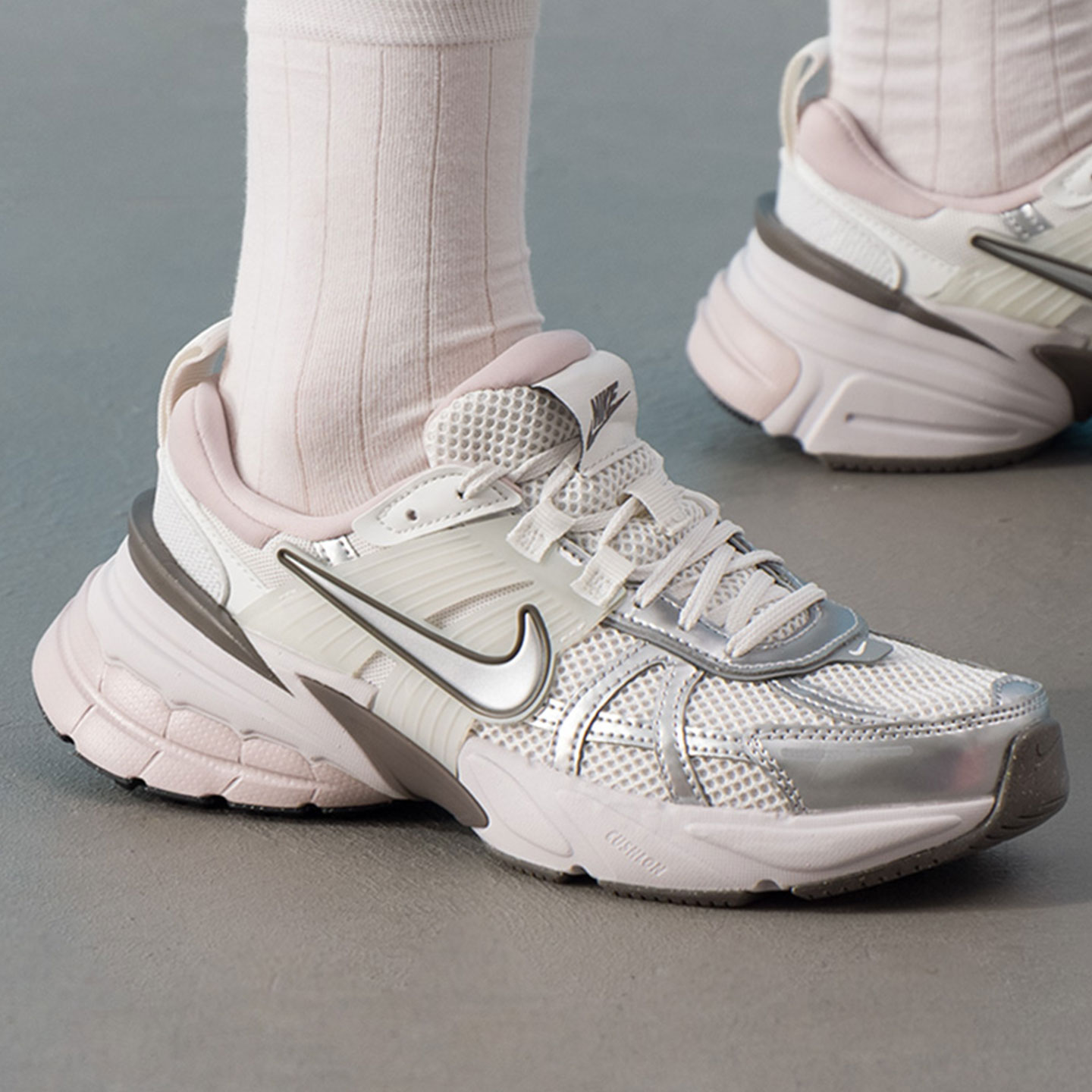 NIKE耐克女鞋2025秋新款V2K RUN复古老爹鞋网面跑步鞋 FD0736-010