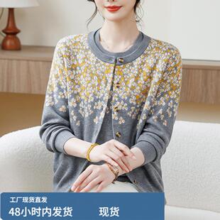 妈妈春装新款真帜两件套中老年女装纽扣开衫印花上衣时尚减龄套装