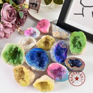 2026跨境热销电镀粉蓝紫绿水晶玛瑙晶洞水晶原石聚宝盆晶洞摆件工