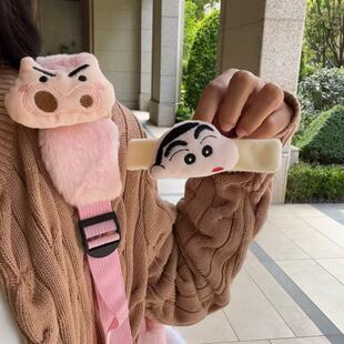 左卫门猪蜡笔小新毛绒书包肩带玩偶挂件学生公仔包包装饰闺蜜礼物
