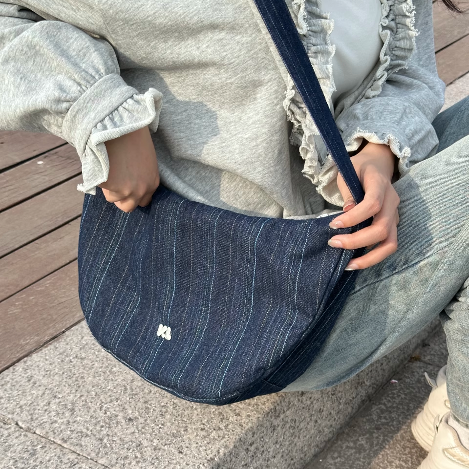 撞色牛仔饺子包斜挎包