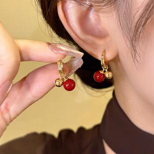 红色珍珠球球吊坠耳扣女2024年新款潮气质百搭秋冬设计感耳环耳饰