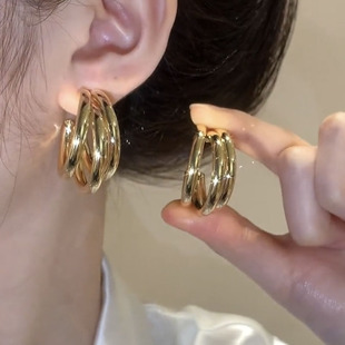 气质金色三层C圈耳钉2023年新款潮轻奢百搭金属风大嫂同款耳饰女