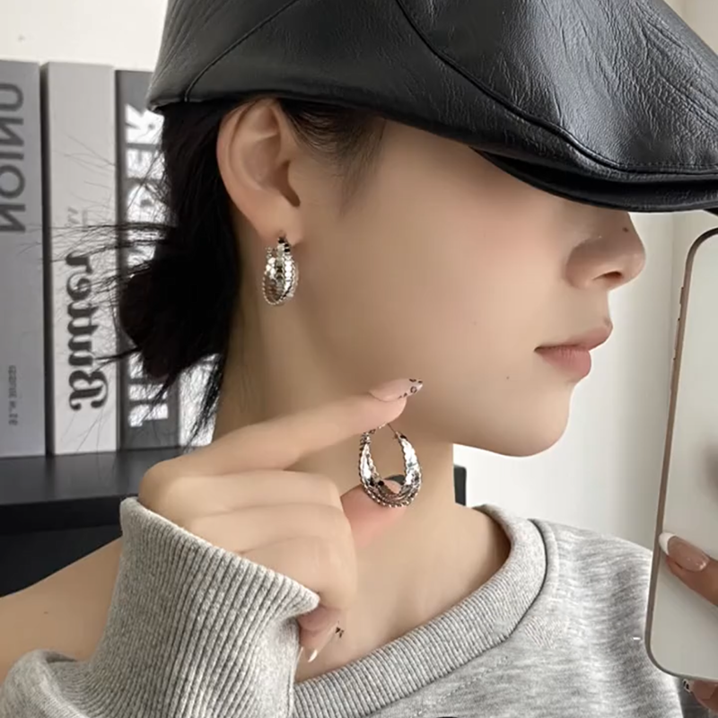 银色金属风几何圈圈耳钉女2024年新款潮气质感小众百搭设计感耳环