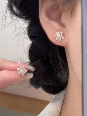小巧精致米珠锆石花朵耳钉