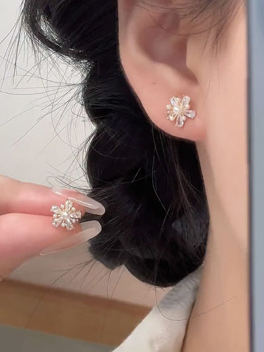 小巧精致米珠锆石花朵耳钉