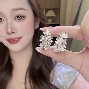 潮氣質輕奢設計感耳環耳飾 銀色鑲鉆花朵C形銀針耳釘女2025年新款