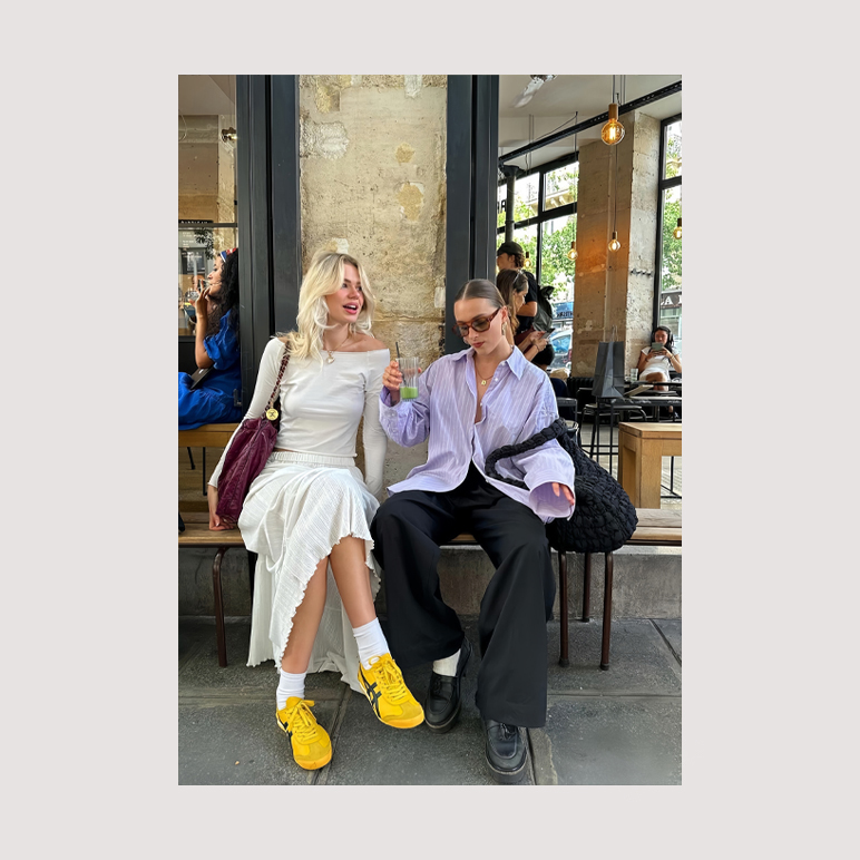 ins欧美时尚姐妹街拍穿搭服装店摄影馆直播间背景海报