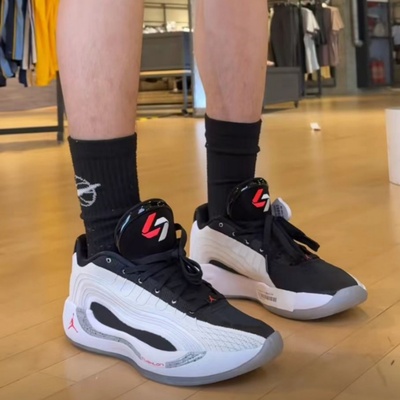 Nike/耐克时尚经典舒适百搭耐磨低帮篮球鞋男款黑白色HF0824-101