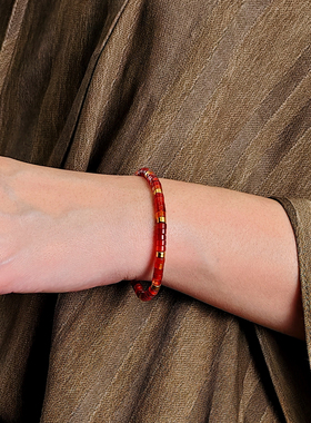 落岸ELOANE红韵系列直切天然红玛瑙925银镀金錾刻隔片新年手链