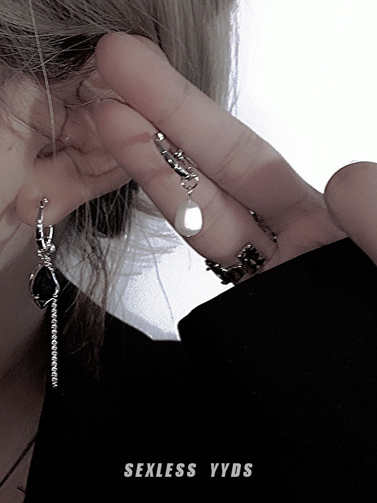 YYDS 여성을위한 달콤한 멋진 스타일 비대칭 진주 귀걸이 가을 겨울 틈새 디자인 하이 엔드 귀걸이 맞춤형 다목적 귀걸이