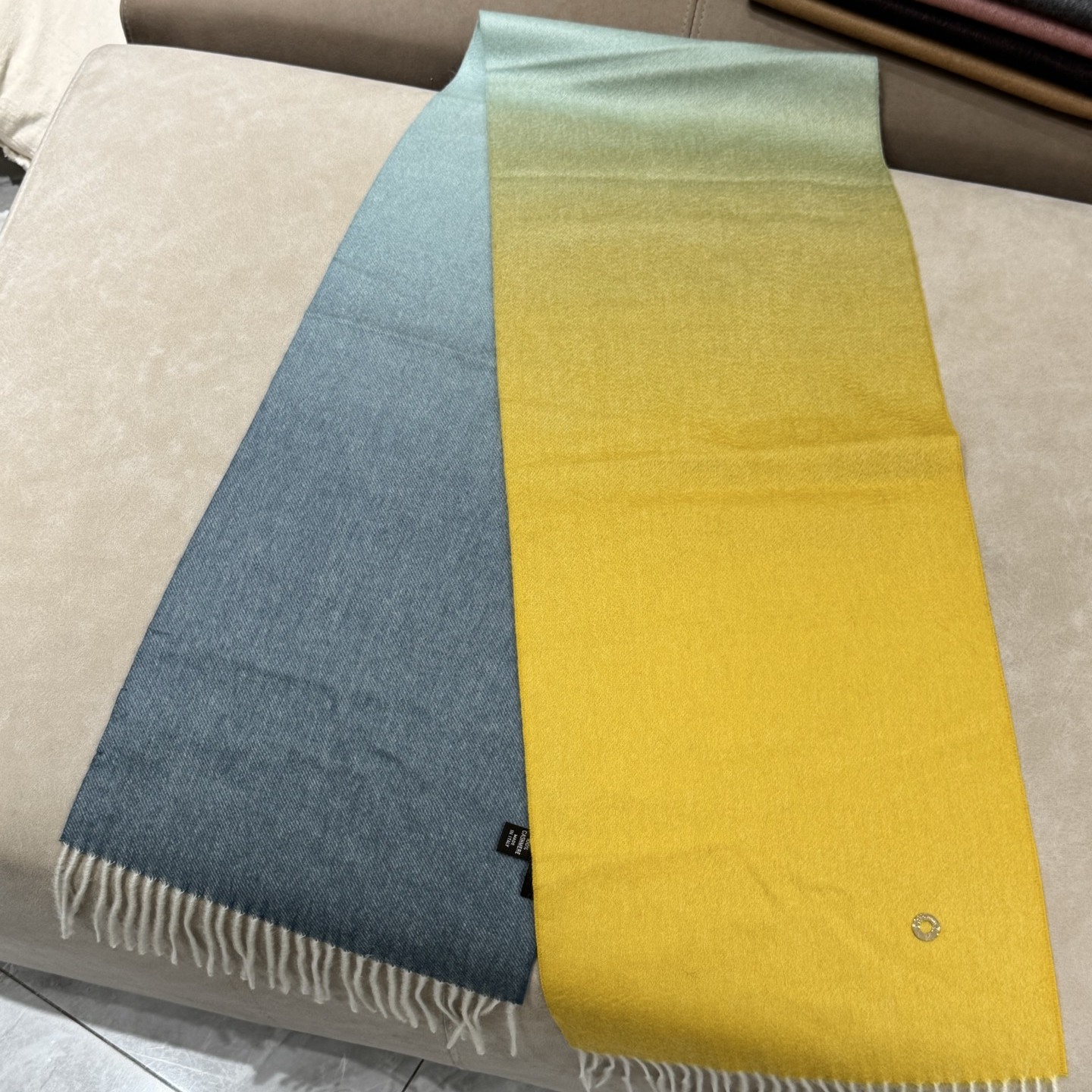 2025新款LP时尚双色渐变提花阿尔巴斯山羊绒围巾