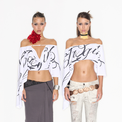 NOLA 浪漫松弛感 花体字母印花可调节多穿不规则一字肩披风罩衫