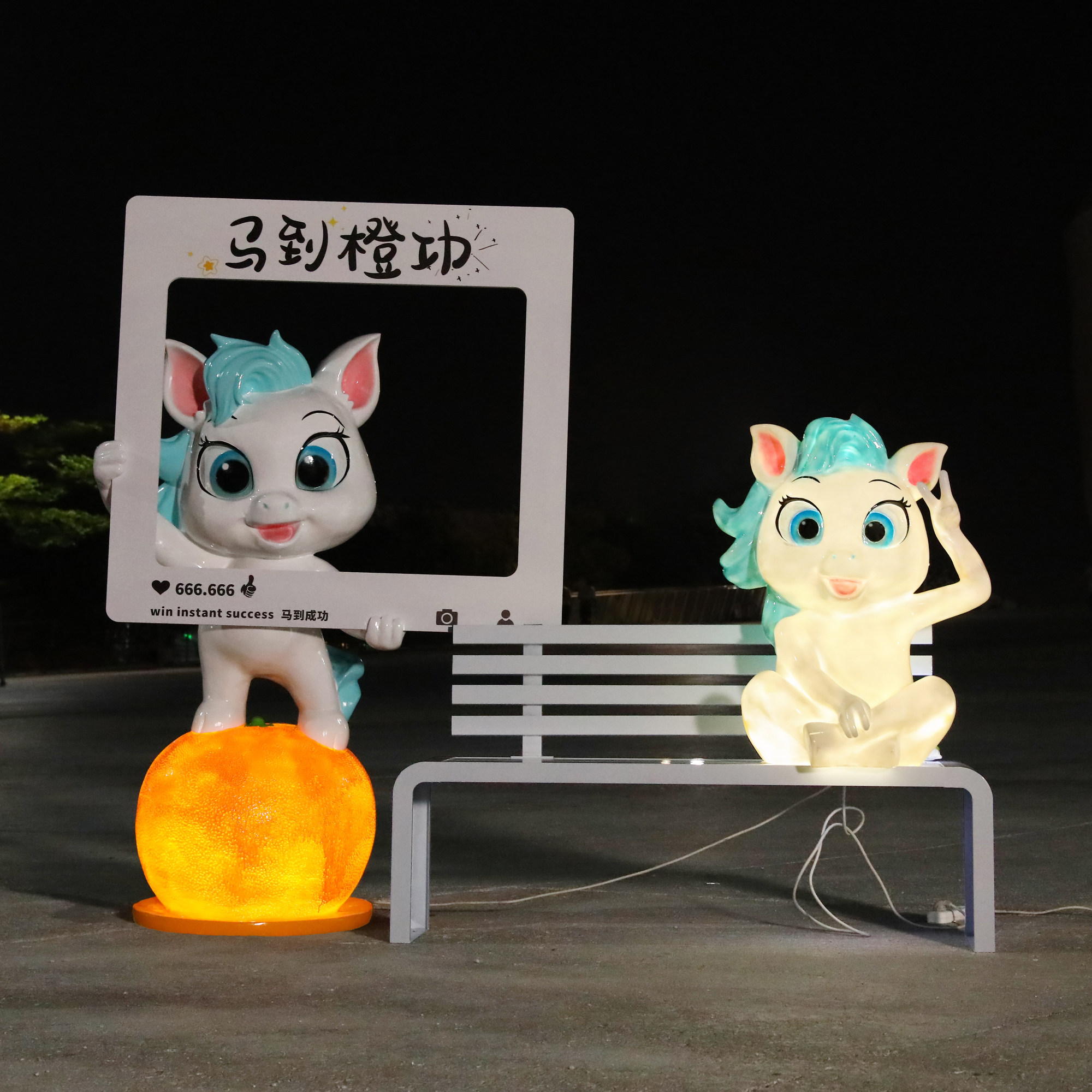 发光马年吉祥物新年马雕塑卡通十二生肖商场景区售楼部装饰大摆件