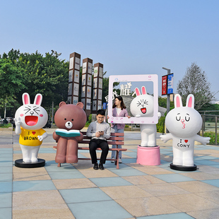 卡通布朗熊可妮兔雕塑商场美陈网红奶茶店铺门口吸引人装饰大摆件