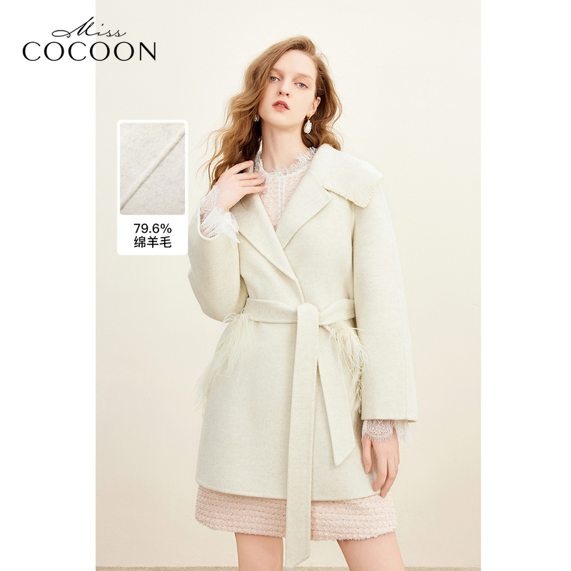 可可尼cocoon千金风珍珠花边鸵鸟毛装饰可拆腰带米色毛呢大衣