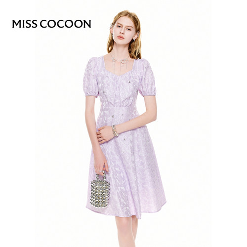 MISSCOCOON复古方领立体提花连衣裙镂空腰部泡泡袖夏新款