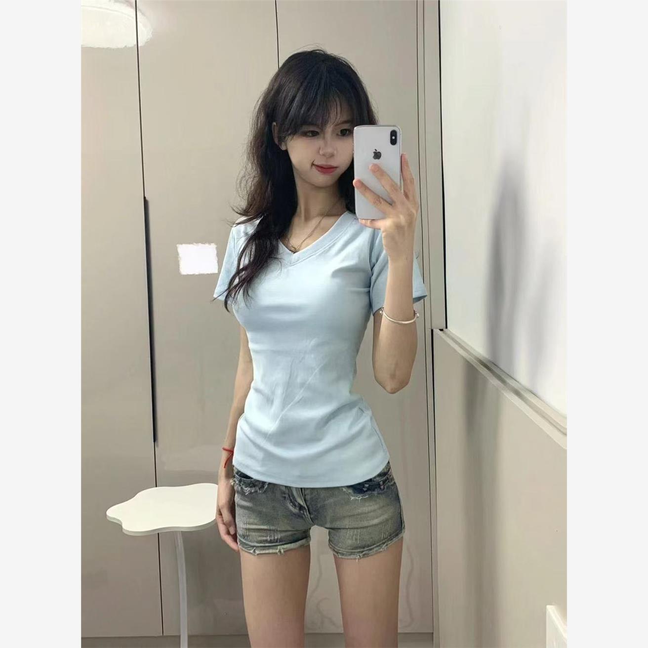 盐系V领纯棉港风正肩短袖T恤女2025修身蓝色上衣夏季显瘦辣妹ins