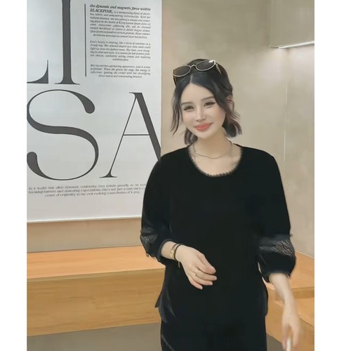 2026秋季新款复古丝绒圆领七分袖黑色上衣女蕾丝边洋气高级感衬衫
