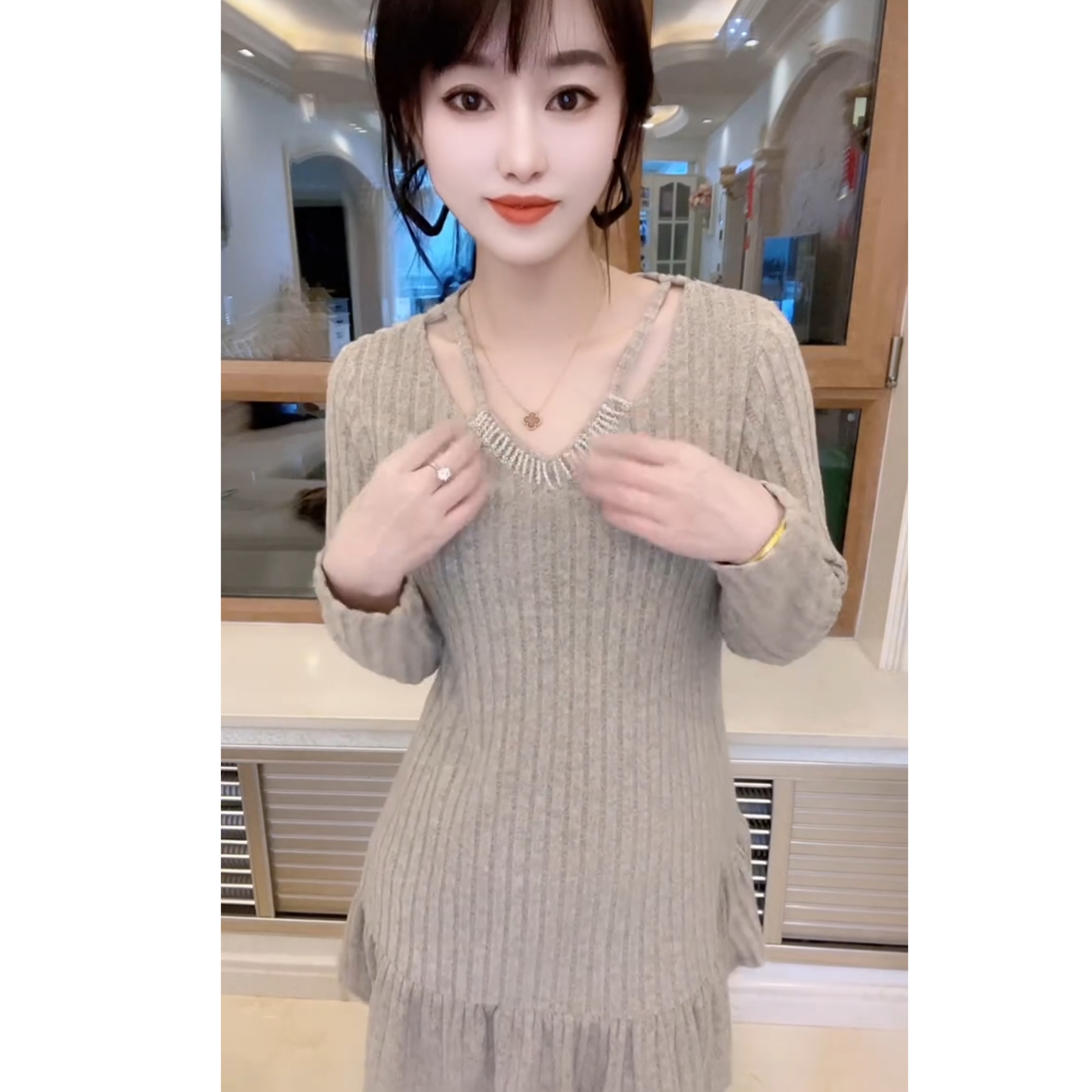 2025冬季新款加厚V领坑条针织连衣裙女长袖显瘦洋气高级感裙子