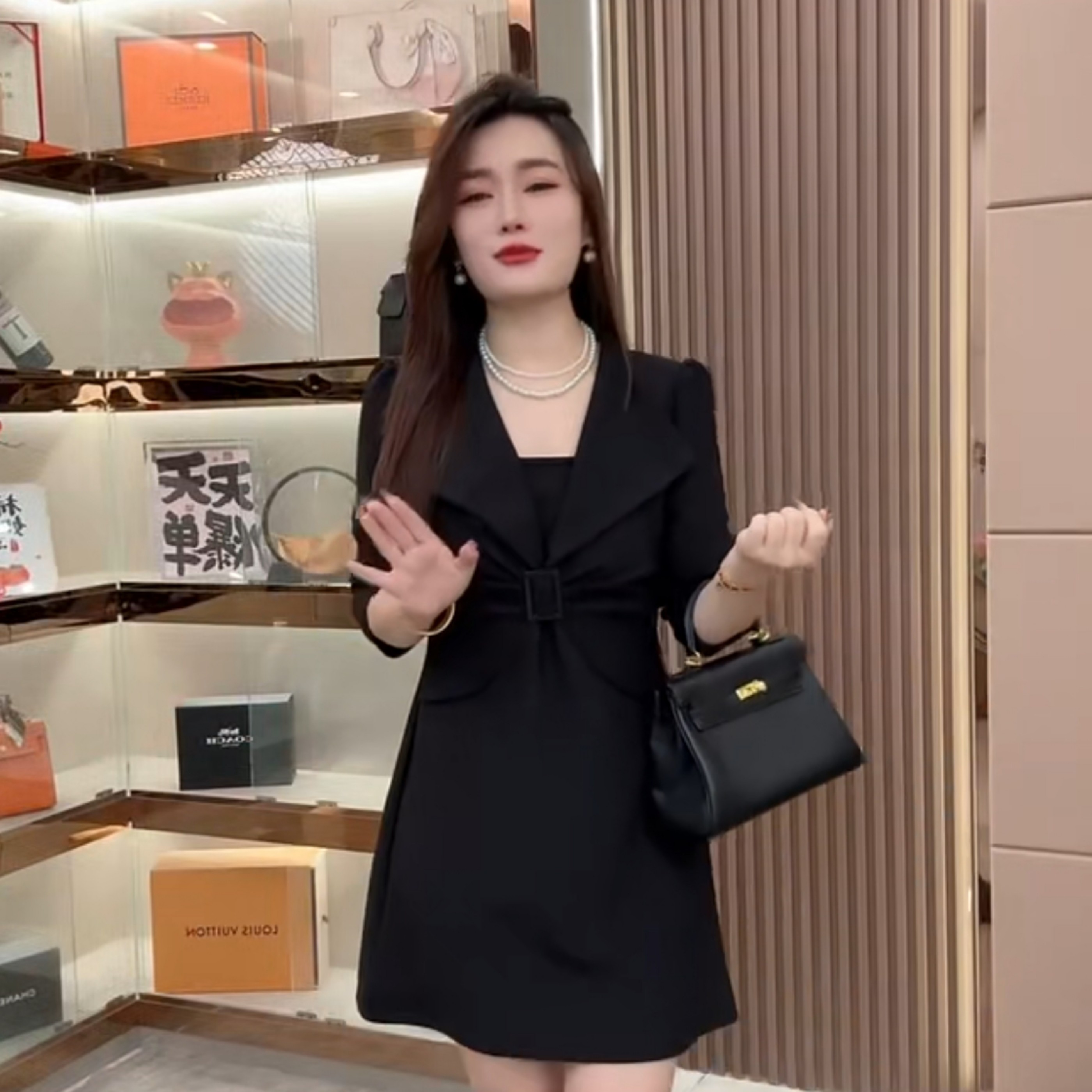 2025冬季新款黑色V领连衣裙女高级感气质收腰显瘦遮肉小黑裙加厚,女装/女士精品,连衣裙,淘宝优惠券,粉丝福利购,淘宝优惠卷