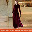 圆领纯色丝绒连衣裙妈妈款 显瘦小个子长裙子长袖 秋冬修身 2025新款