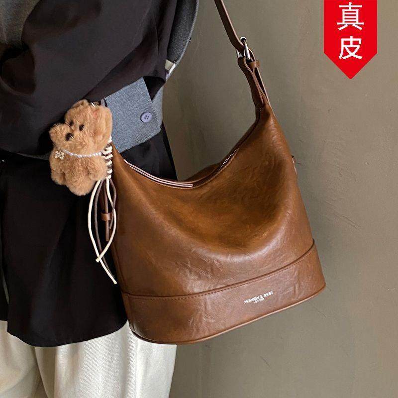 大容量复古水桶包包女2025秋冬新款慵懒风通勤单肩包上班族斜挎包,箱包皮具/热销女包/男包,通用款女包,淘宝优惠券,粉丝福利购,淘宝优惠卷