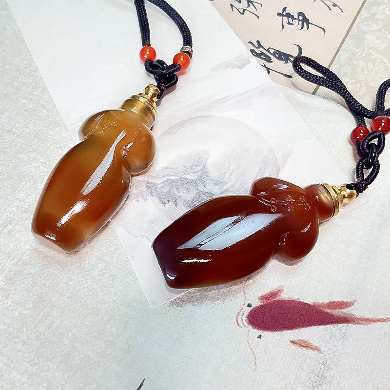 馥芳斋精品烧色玛瑙旗袍鼻烟壶
