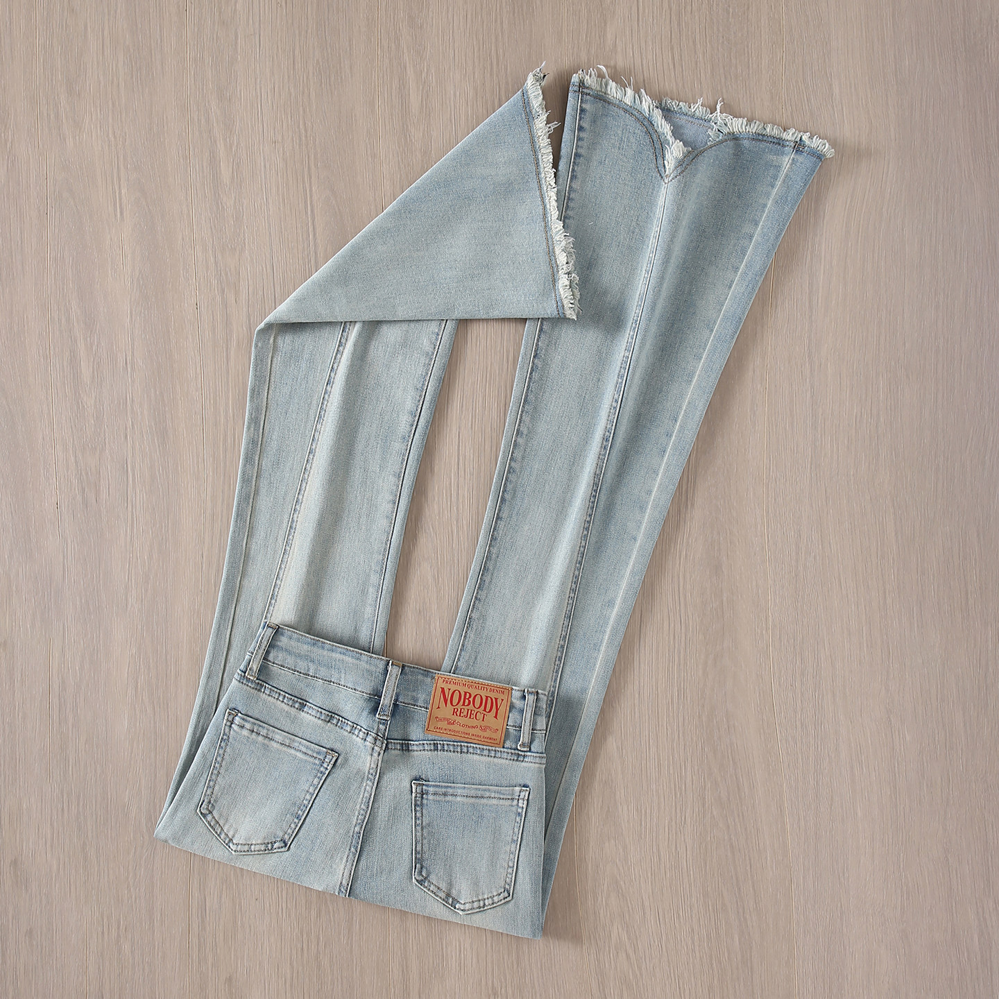 拉夏贝尔复古高腰毛边微喇牛仔裤