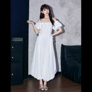 拉夏贝尔夏日独特白色一字肩收腰连衣裙女法式泡泡袖A字花苞长裙