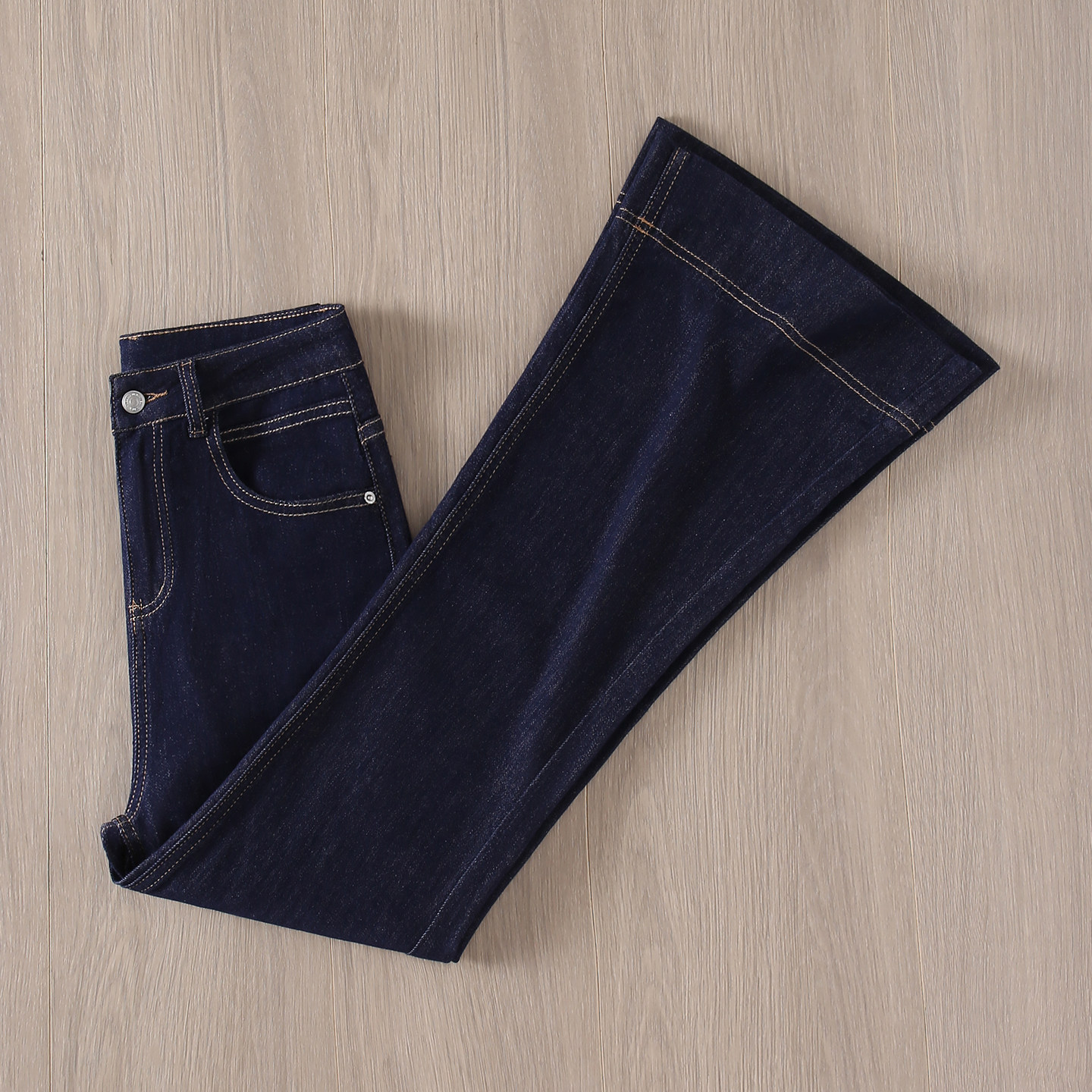 拉夏贝尔深色微喇牛仔裤女2025冬