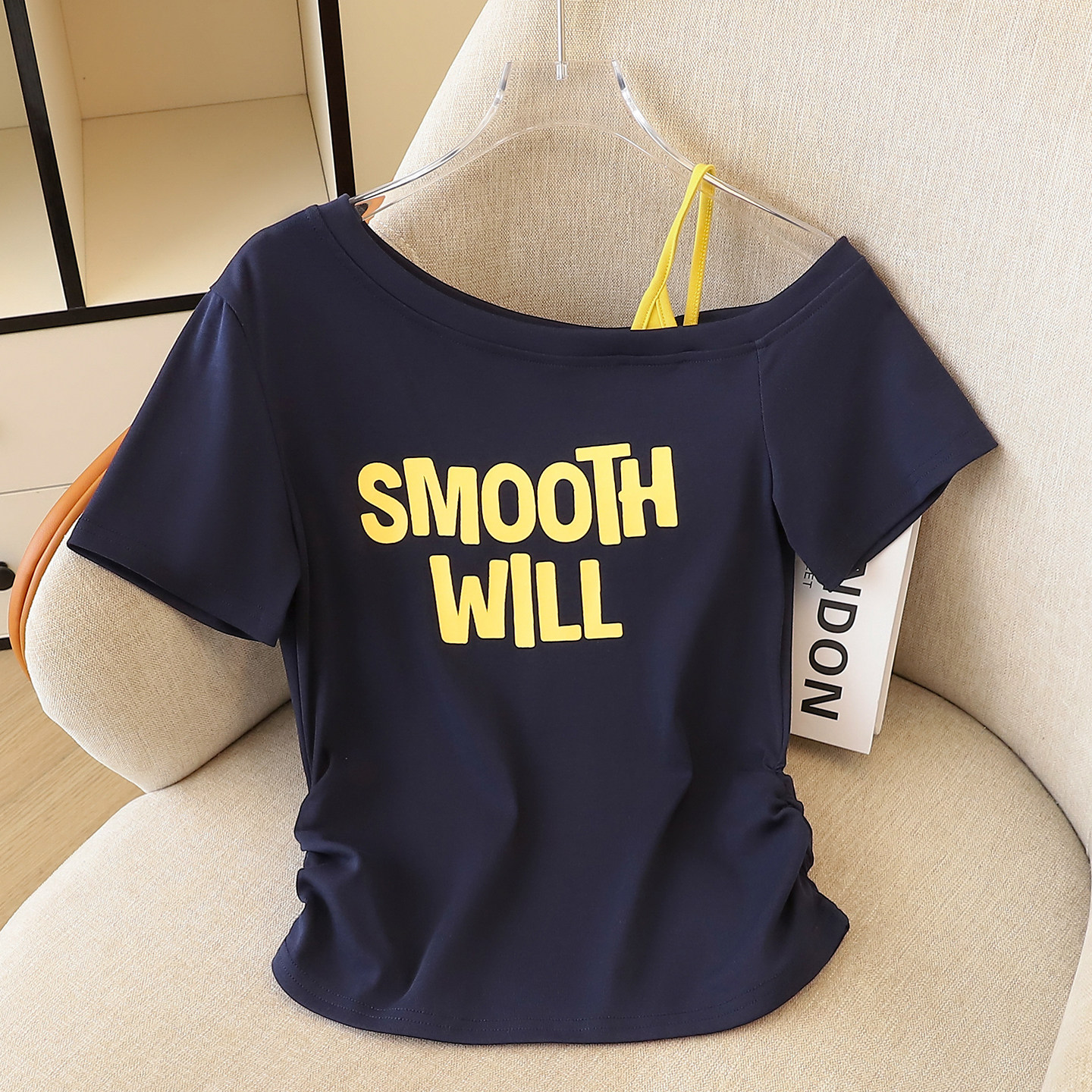 拉夏贝尔藏蓝色斜肩露肩短袖女夏设计感撞色肩带褶皱收腰印花上衣