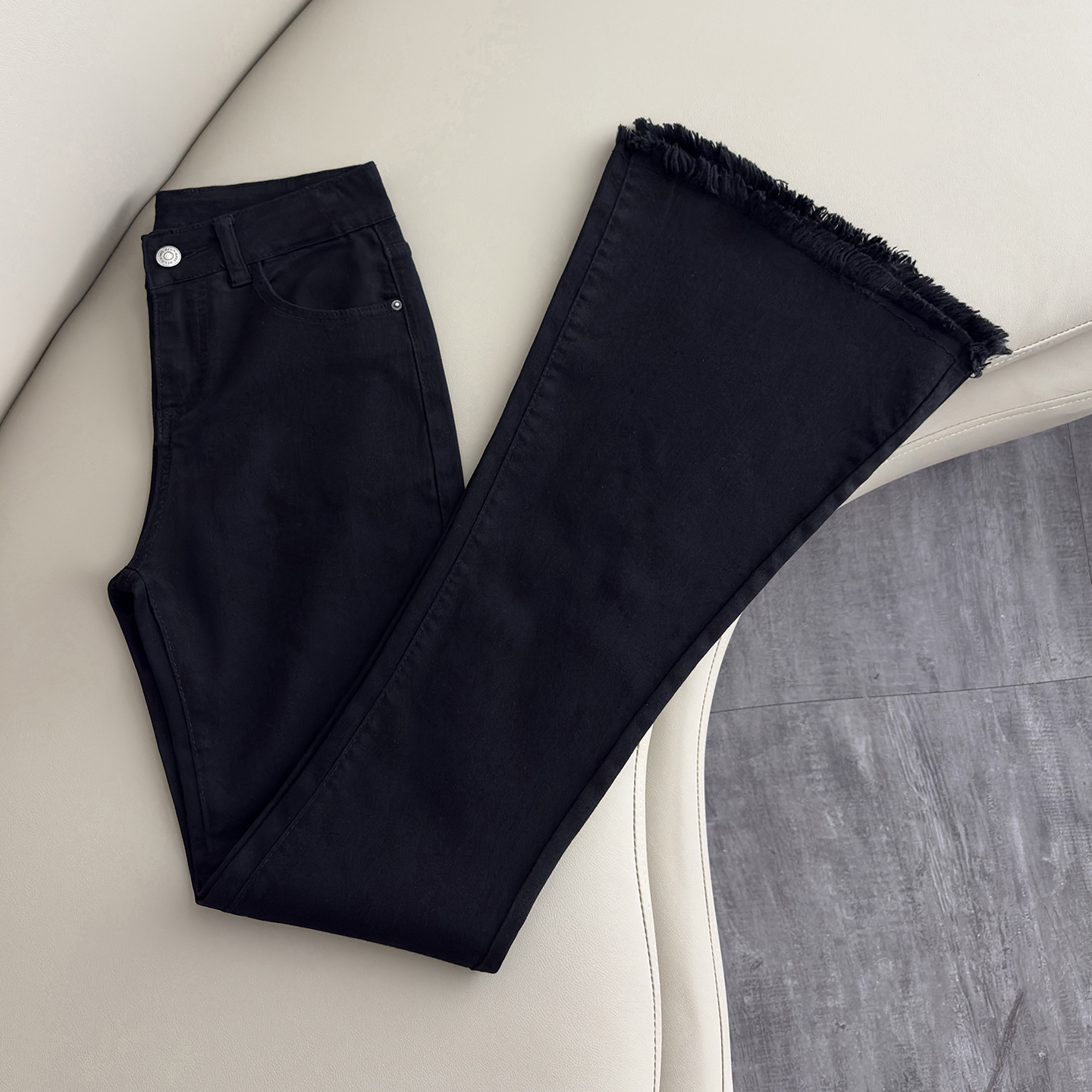 拉夏贝尔黑色毛边微喇牛仔裤女