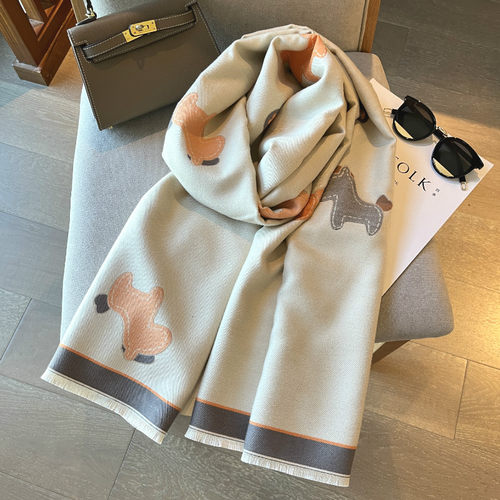 显白又高级温柔减龄系围巾披肩