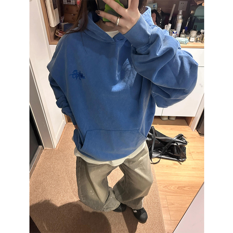 蓝色水洗做旧连帽加绒刺绣卫衣女