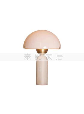 卡其色休闲风样板间儿童房衣柜层架裙子收纳箱装饰画花艺软装摆件