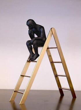 现代简约家居人字楼梯沉思者人物摆件客厅电视柜书房装饰