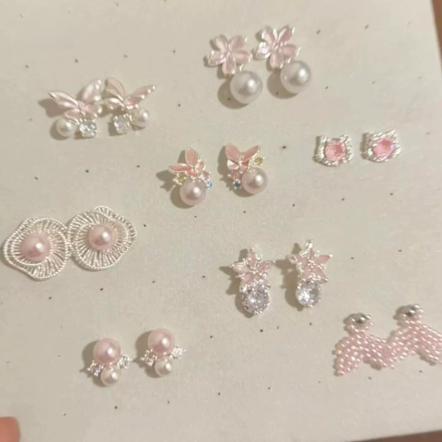 「浅粉晚风」甜美粉花朵蝴蝶耳钉