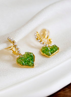 精致爱心耳环高级感绿色锆石无耳洞无痛耳坠女轻奢蚊香盘耳夹显瘦