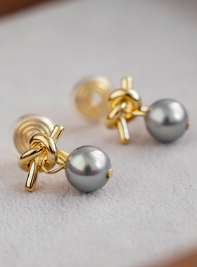 施家灰色珍珠耳环设计感绳结无耳洞耳饰女轻奢复古蚊香盘耳夹新款