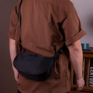 斜挎包男单肩包男款小背包通勤饺子包大容量高级感时尚休闲帆布包