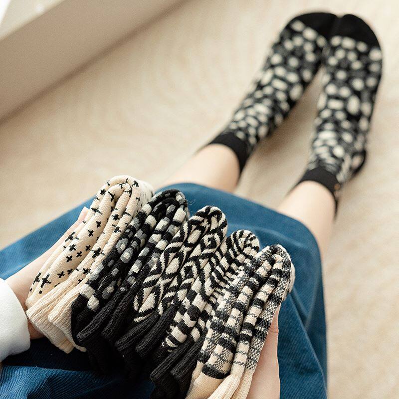 [2 PAIRS] THICKENED THERMAL TERRY COTTON SOCKS LADYS CUTE EMBROIDERY TOWEL SOCKS IN THE FALL AND WINTER